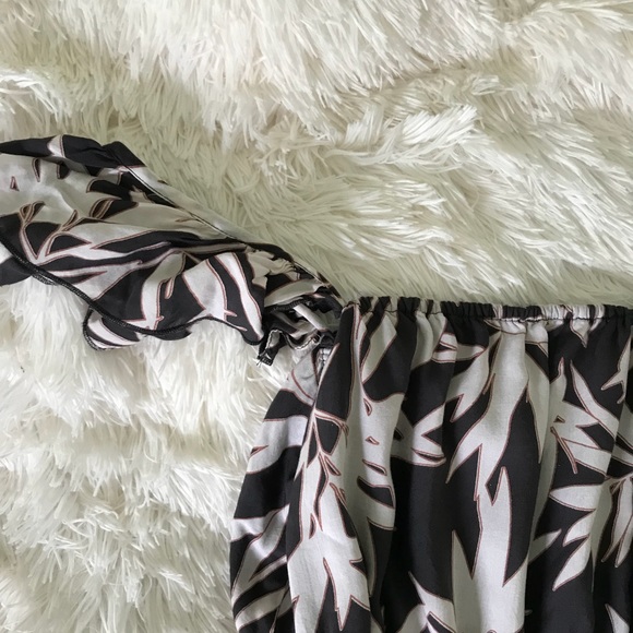 off the shoulder palm romper - Picture 2 of 3